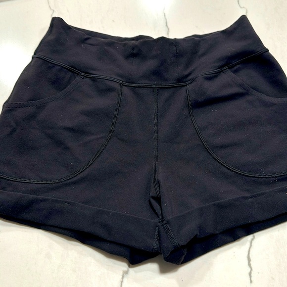 Lululemon Pocket Cuff Shorts - Picture 1 of 8